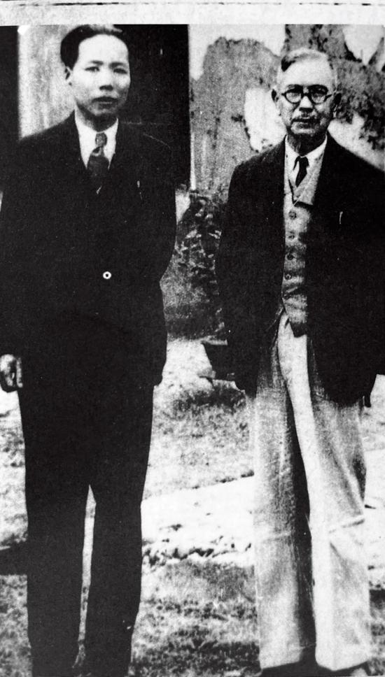 1940年11月9日陈嘉庚（右）视察长汀厦门大学时与萨本栋校长在校园合影。