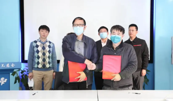 王林理事长与何家振副主任签署合作协议