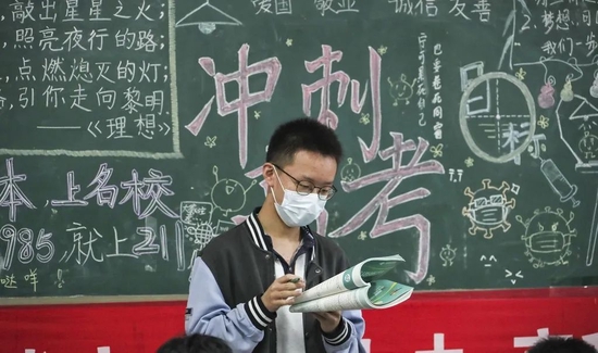 2022年4月25日，江苏淮安，高三学生在教室复习功课。