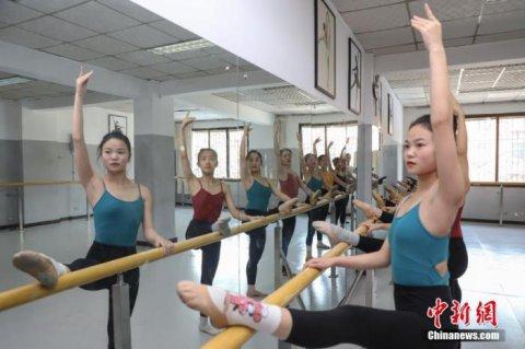 资料图：2019年12月9日，在贵州贵阳一家艺考培训机构，舞蹈专业考生在练习基本功。中新社记者 瞿宏伦 摄