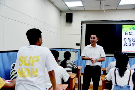 刘秀祥在主题班会课上与学生交流。记者郑明鸿摄