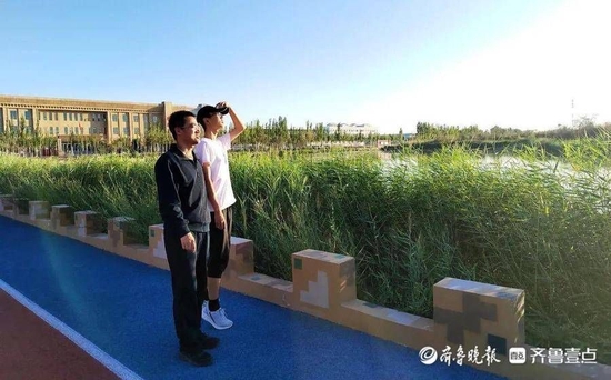 李春昌、李朝宇父子在湖边散步  受访者提供
