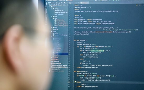 ▲5月27日，工作人员在某高校公共大数据国家重点实验室大数据智能感知研究室编程。图/新华社