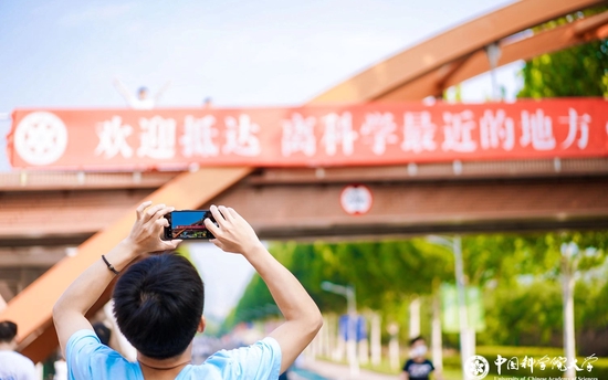 新生在校内拍照。 受访者供图