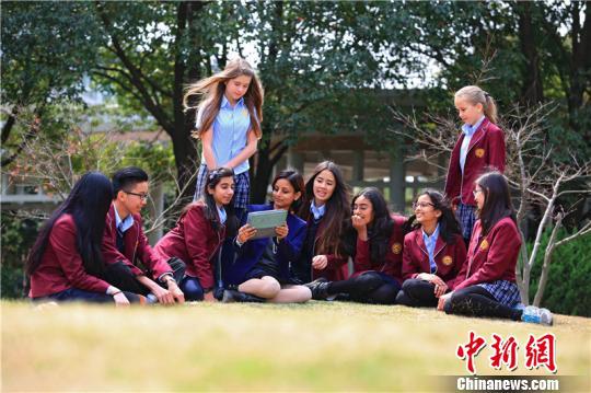 图为"小留学生"在校园里学习.宁波华茂国际学校供图
