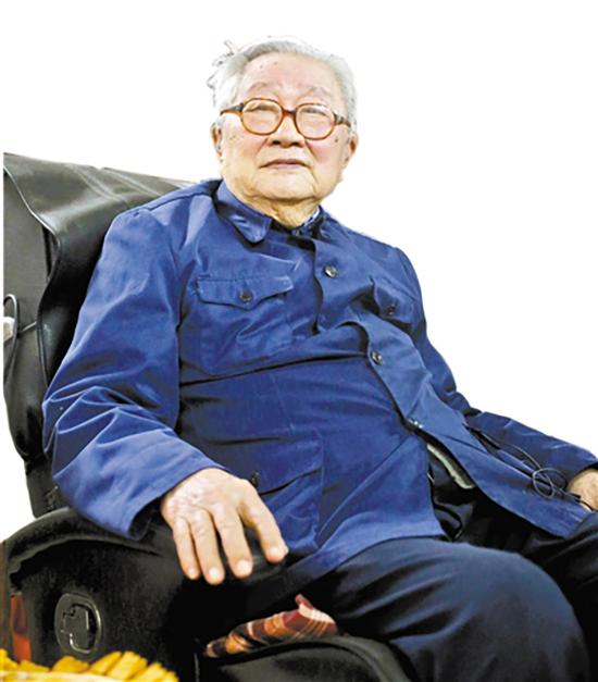 中大百岁老教授执教七十载仍在家给博士生授课