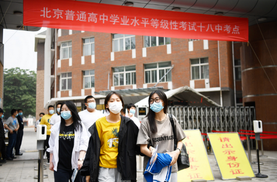 高考选考环节今日登场 不少考生需转场击掌互道“加油”