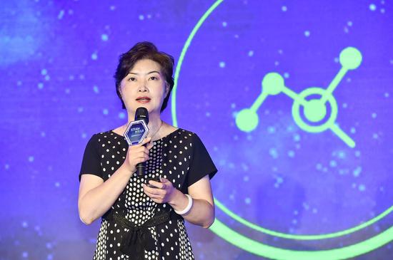 中国教育学会学期教育专业委员会常务副理事长黄瑾教授介绍"慧玩教具"