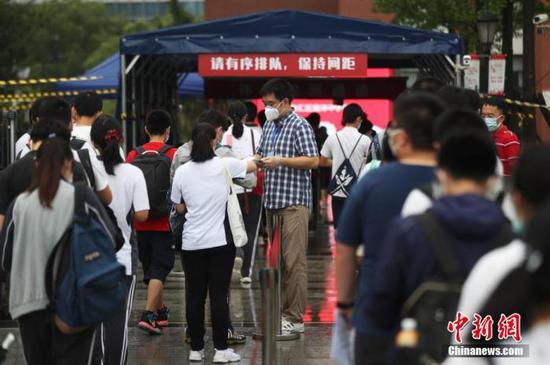 资料图:2020年7月,上海考生步入高考考场。张亨伟 摄