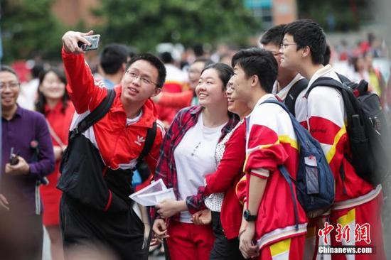 资料图：6月7日，贵阳一中考点，考生自拍留念。当日，2019年中国高考拉开帷幕。中新社记者 贺俊怡 摄