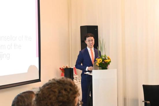 荷兰教育国际交流协会（NUFFIC NESO China）橙色郁金香奖学金负责人王雨主持颁奖典礼