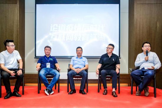右一:拓中教育ceo李拓