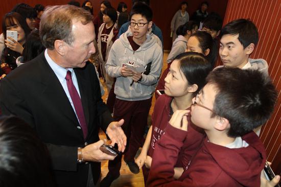 尼尔·布什到访北京王府学校
