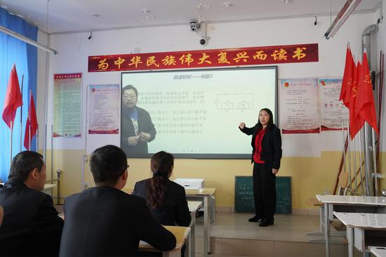 好未来讲师为吉木乃物理学科种子教师进行教学教研在线培训