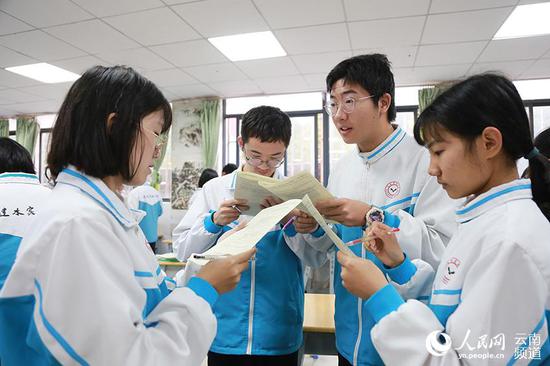 建水实验中学几名高三学生在讨论习题。人民网 李发兴摄