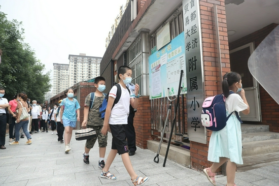 早上八点多家长扫码后排队准备进入学校。图/新京报记者 王飞 摄