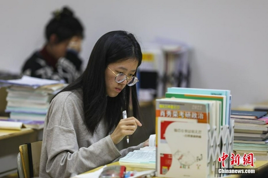 组图:2022年考研倒计时10天 高校考生奋力备考