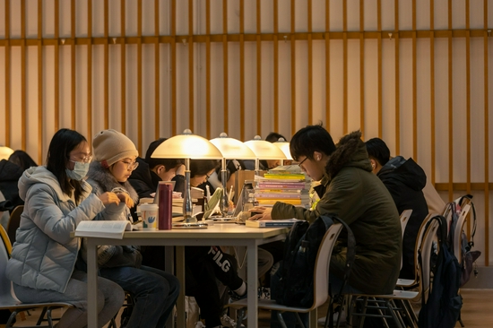 上海财经大学图书馆内备考学子进入最后的冲刺阶段.