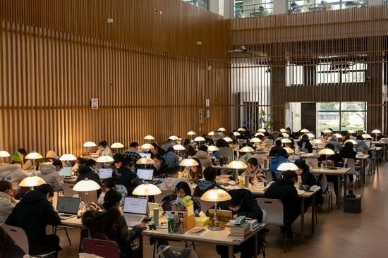 上海财经大学图书馆内备考学子进入最后的冲刺阶段.