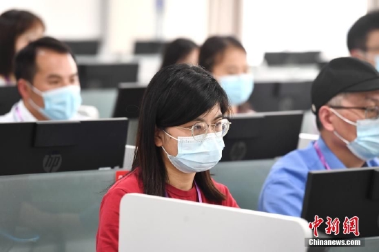 6月14日，南京师范大学阅卷点，评卷教师正在认真评改试卷。中新社发 杨素平 摄 图片来源：CNSphoto