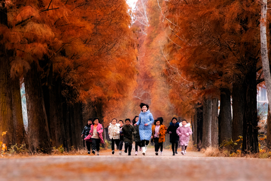 2020年12月15日，江西省广丰区王洋村一个完小的师生在校门外跑步。