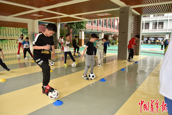 4月21日下午，桂林市榕湖小学的学生在上足球课。中青报·中青网记者 慈鑫/摄