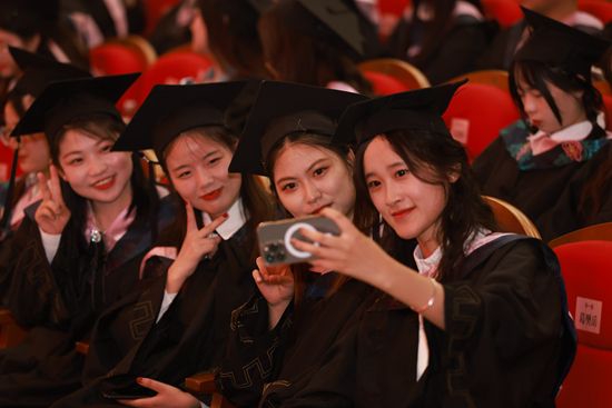 　　6月10日，南京工业职业技术大学首届本科生毕业典礼暨学士学位授予仪式举行。毕业生在合影留念。 学校供图 