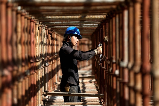 2018年10月1日，江苏淮安快速路一期工程建设工地上，建设工人们坚守岗位。视觉中国供图（资料图片）