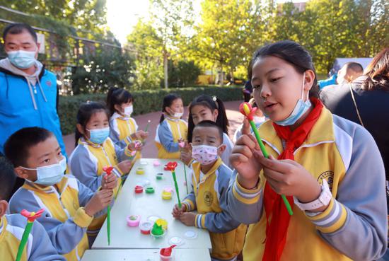 北京印刷学院附属小学“多彩书画院”艺术市集体验活动