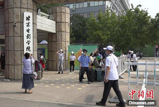 新生报到首日的北京电影学院。郎佳慧 摄