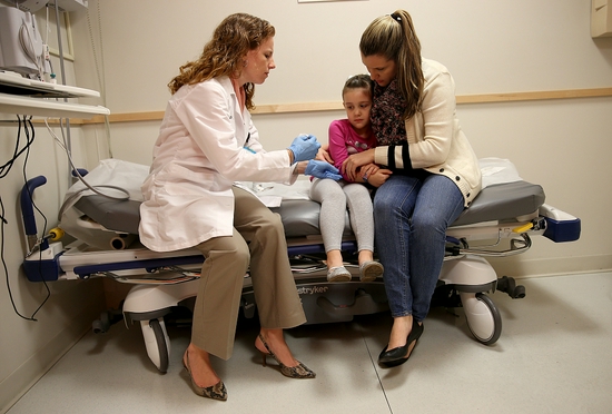 美媒：美国近420万名儿童感染新冠病毒