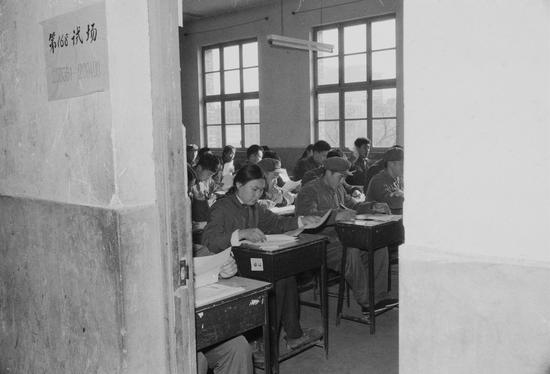 1977年，恢复高考第一年，考生们在北京市一九零中学的教室里参加高考。司马小萌/摄