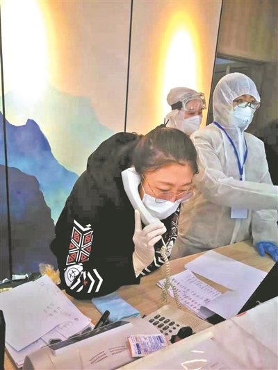 2月2日，苗婧雯到威海市集中隔离点为一名小学生提供心理援助。该学生的家长被确诊，全家进行集中隔离，只能通过前台内线座机联系。
（图片由受访者提供）