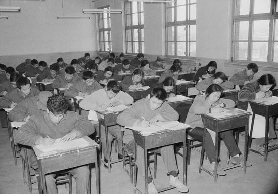 1977年,恢复高考第一年,考生正在答题.司马小萌/摄