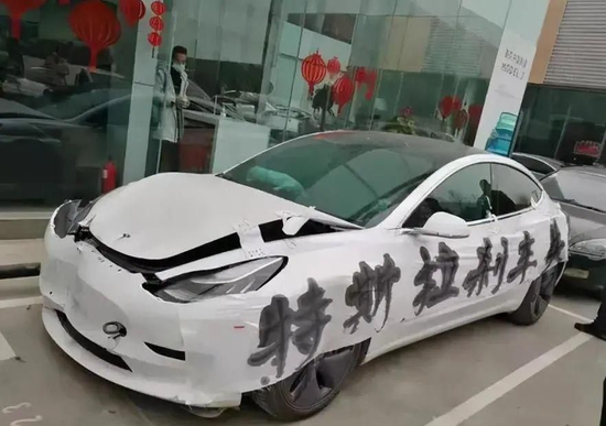 发生在郑州的拉横幅维权事件,是张女士与特斯拉的第一次较激烈冲突