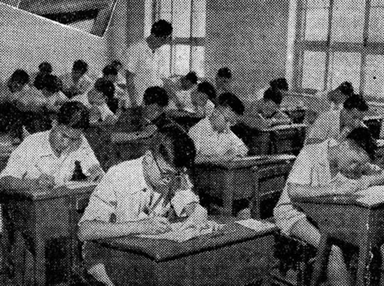 1959年，华侨补习学校应届高中毕业生正在北京参加高考。 冯文冈/摄