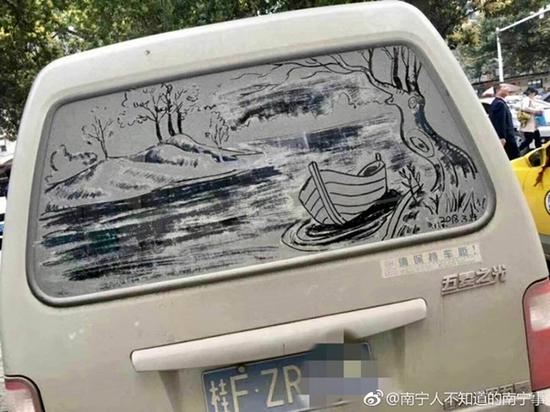 美术老师车窗灰尘上画山水:在等人时6分钟随手而作