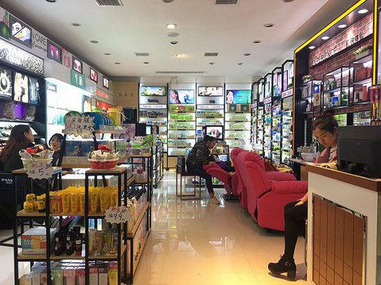 化妆品专营店.图片来源:品观网