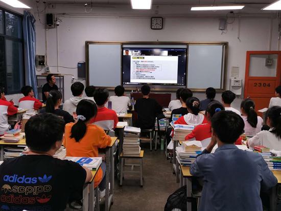 新东方老师通过双师直播课堂为普安一中师生远程授课