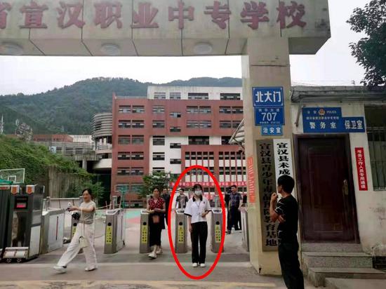 6月7日下午，黄某走出考场