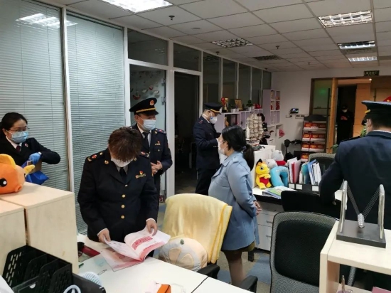 闵行区市场监管局执法人员在深圳英迈思信息技术有限公司上海分公司办公场地内进行现场检查和取证。
