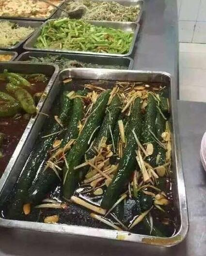 食堂又一力作：大葱炒整条黄瓜