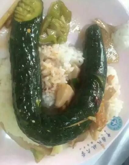 食堂又一力作：大葱炒整条黄瓜