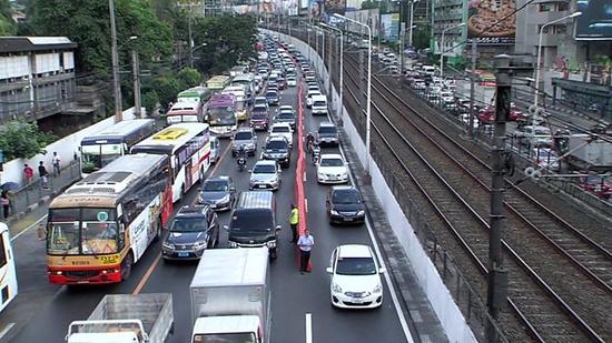 悼念巴黎袭击受害者及寻找马尼拉拥堵原因