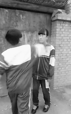 女生被同学掌掴 本报记者 雷亚徽 翻拍