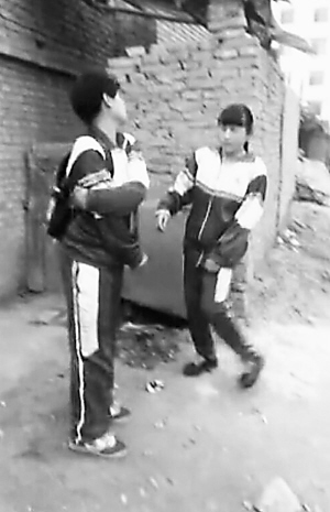 女生被同学掌掴 本报记者 雷亚徽 翻拍