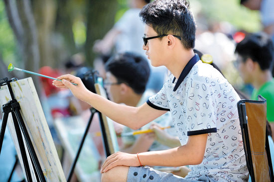 澳大利亚怀特豪斯设计学院的学生展示其设计作品