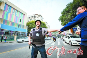幼儿园保安郭大哥在演示当时的救人场景。广州日报记者陈忧子 摄