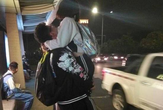 中学生当众亲热引热议