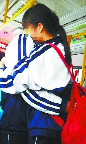 中学生当众亲热引热议